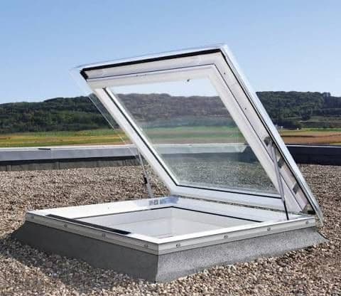 Opening rooflight on a flat roof